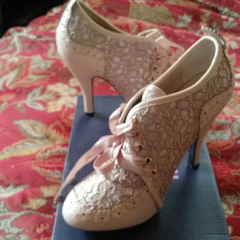 Mojo Moxy Bonnie fits a 7.5 shoe